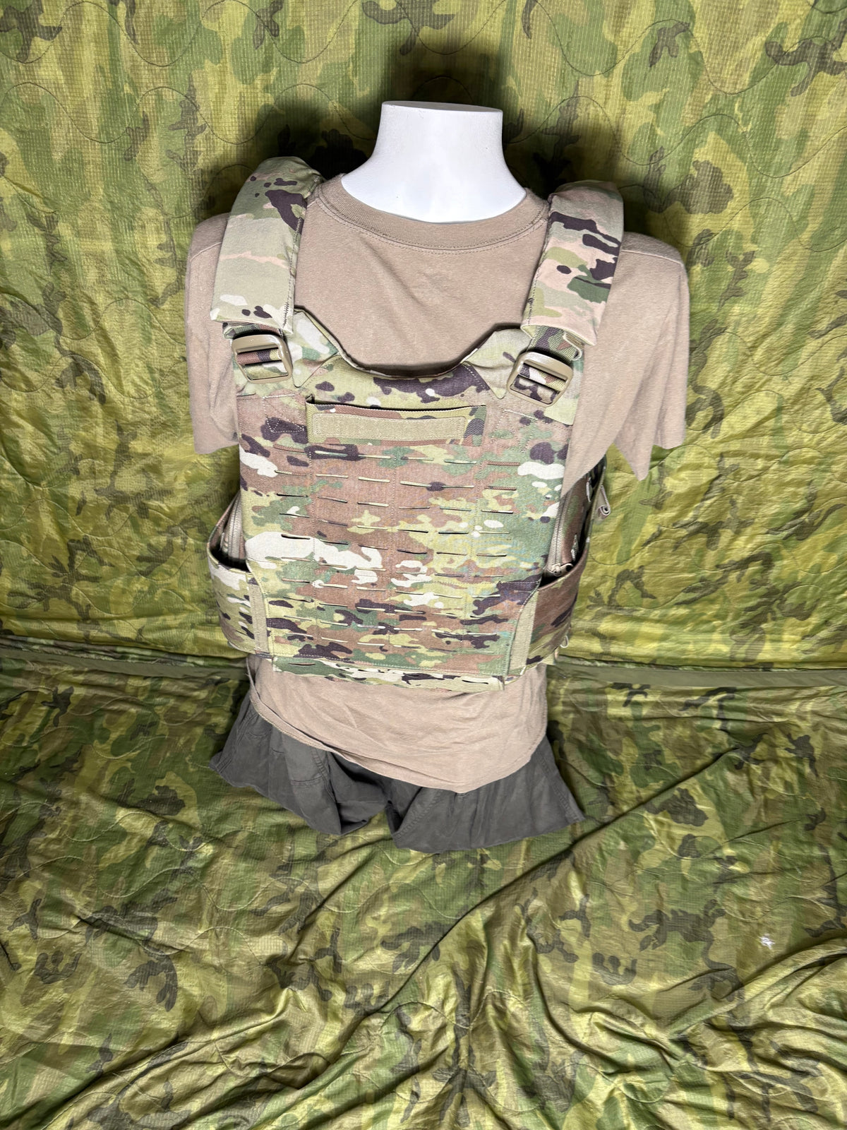 Modular Scalable Vest size medium with Kevlar inserts and concealable vest